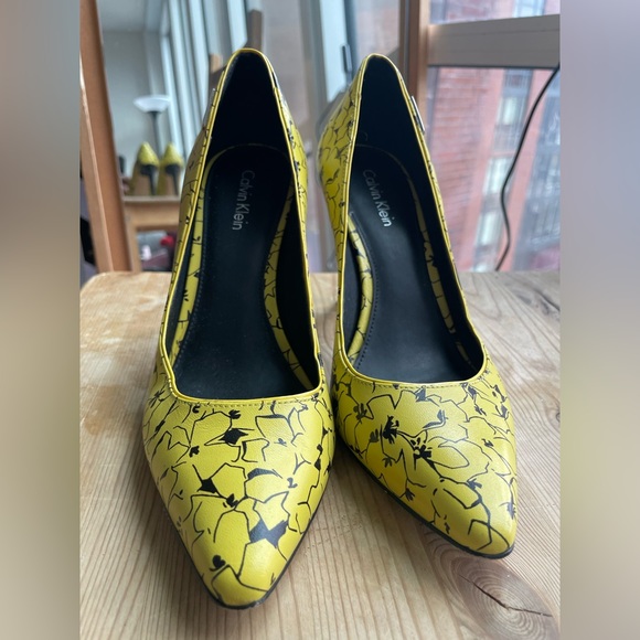 Calvin Klein Rare Black and Yellow Floral Print Heels - Picture 2 of 11